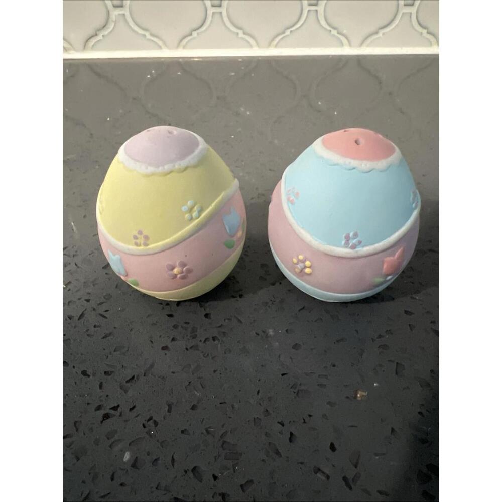 Russ Easter Eggs Salt & Pepper Shakers 2 1/2" Ceramic 90s Home Decor Taiwan Vtg